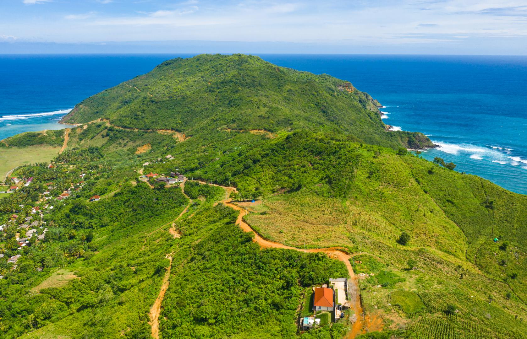 The hill between Are Guling and Mawun bay
