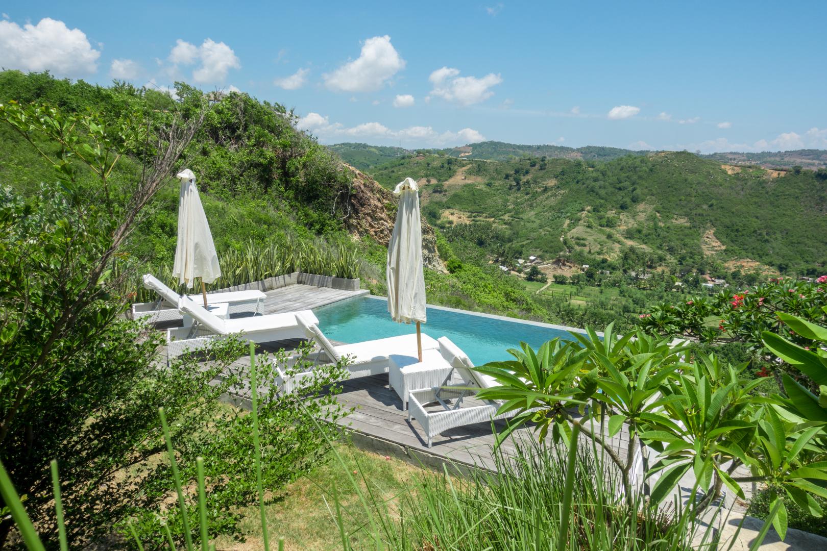 Mountain view with the pool